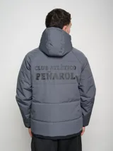 Campera de abrigo corta negra con capucha y costuras en contraste color amarillo. Estampado del escudo del Club Atlético Peñarol en el pecho y en la espalda.