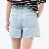 Short de denim celeste claro de tiro alto, con diseño clásico de cinco bolsillos y terminación desmechada en las piernas.