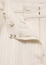 Short de vestir de corte recto y diseño a rayas, confeccionado en tejido fluido. Presenta trabillas en la cintura, dos bolsillos laterales y cierre oculto de botón, gancho y cremallera.