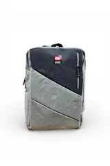 Mochila Ecko modelo EK145 en color gris y negro, de diseño moderno con bolsillos frontales con cierre y el logo de la marca impreso.
