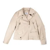 Campera estilo biker de cuero sintético color taupe, con cierre frontal cruzado, solapas con broches, bolsillos con cierre y detalle de costuras acolchadas en los hombros.