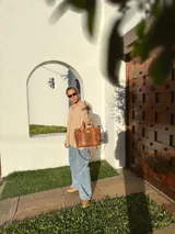 Buzo de tejido de punto color beige, de corte holgado y mangas largas.