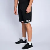 Short deportivo Umbro de color azul marino con detalles en blanco en el ruedo y logo de la marca estampado en la pierna izquierda.