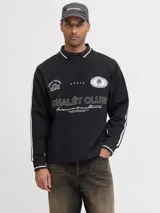 Buzo de manga larga color negro con cuello tipo polo y detalles de líneas blancas en cuello y puños. Presenta un diseño gráfico estampado en el frente con la inscripción 'CHALÉT CLUB' y detalles deportivos. Confeccionado en tejido suave con ajuste holgado.
