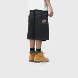Bermuda baggy de denim negro con costuras contrastantes y bolsillos traseros amplios, uno de ellos con un parche bordado de estrella roja con la inscripción "VENEFO".
