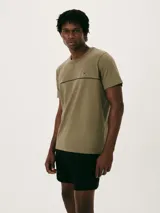 Pijama de hombre compuesto por una remera de manga corta color verde oliva con una línea horizontal negra y un pequeño logo en forma de 'x' en el pecho, y un short negro liso.