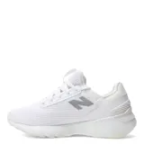 Championes urbanos New Balance color blanco con detalles plateados, confeccionados en malla y material sintético, con logo "N" característico en los laterales y suela de goma.