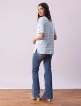 Remera de algodón a rayas horizontales blancas y negras, con cuello redondo y mangas cortas con aberturas entrelazadas.