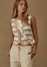 Chaleco tejido al crochet color crema y blanco, con cuello en V, cierre frontal con botones y diseño de rayas horizontales.