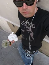 Buzo negro de felpa con cuello redondo, manga larga y estampa frontal alusiva a la banda Sumo y su álbum After Chabon.