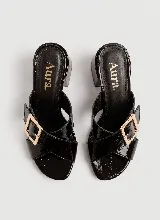 Sandalia de taco ancho color dorado, confeccionada en cuero vacuno, con diseño de tiras cruzadas y hebilla metálica decorativa.