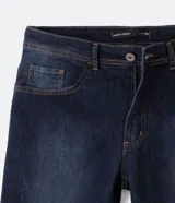 Pantalón de jean slim fit color azul oscuro, con bolsillos delanteros y traseros.
