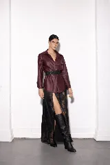 Sobrecamisa de cuero italiano de oveja, de corte entallado y diseño sin botones, ideal para usar como chaqueta liviana.