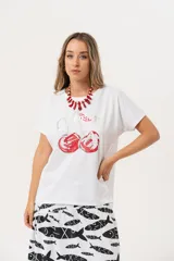Remera blanca de manga corta con estampado de cerezas y la palabra "Cherry" en cursiva.