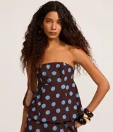 Blusa femenina sin breteles, color marrón con estampado de lunares celestes. Confeccionada en viscolino, tiene un corte ajustado y elástico en la espalda para un mejor calce.