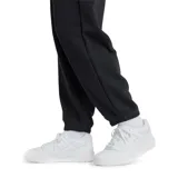 Pantalón de jogging New Balance French Terry Jogger, color negro, con cintura elástica y puños ajustados en los tobillos. Cuenta con bolsillos laterales y el logo de la marca bordado en blanco en la pierna izquierda.