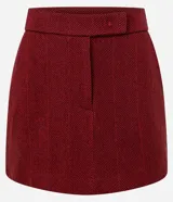 Short pollera de corte recto con diseño de cintura cruzada y patrón de espina de pez en color bordó.
