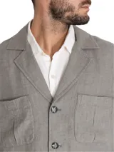 Chaqueta tipo blazer RKF Fornillo para hombre, confeccionada en lino orgánico color verde oliva. Diseño con múltiples bolsillos con fuelle y cierre abotonado. El modelo mide 1.83 y utiliza talle M.