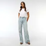 Pantalón de jean estilo baggy de talle bajo, con corte recto y holgado en las piernas, en un tono azul claro lavado.