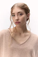 Sweater de tejido de punto color celeste, con escote en V y calce holgado. Confeccionado en lana italiana.