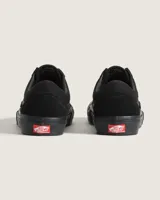 Championes Vans modelo Skate Old Skool, de diseño low-top en color negro total. Confeccionados en una combinación de gamuza y lona, cuentan con la icónica franja lateral Sidestripe, refuerzos Duracap para mayor durabilidad, suela vulcanizada con patrón Waffle para un agarre superior y plantillas PopCush para una amortiguación avanzada.