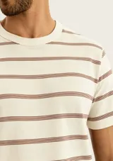 Camiseta gris de manga corta con diseño de finas rayas horizontales, cuello redondo y corte clásico.