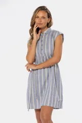 Vestido camisero de lino a rayas celestes y blancas, con cuello clásico, botones de madera y cinturón de lazo.