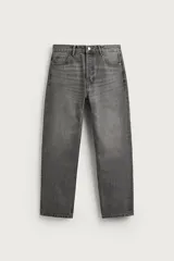 Jeans regular fit de mezclilla celeste con efecto lavado, corte recto y diseño clásico de cinco bolsillos. Cuenta con cierre frontal de botones.