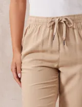 Pantalón de algodón marca Dash, color azul denim. Tiene pretina elastizada con lazo de ajuste, bolsillos delanteros y bolsillos traseros simulados.