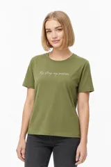Remera negra de algodón con cuello redondo, manga corta y estampa frontal con texto en blanco.