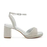 Sandalia de fiesta color plateado con acabado brillante, diseño de tira frontal ancha y pulsera al tobillo con cierre de hebilla. Cuenta con taco cuadrado medio y plataforma delantera.