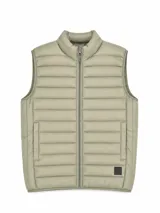 Chaleco acolchado tipo puffer, color negro, con cierre frontal completo, cuello alto y bolsillos laterales con cierre.