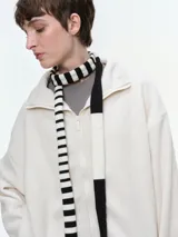 Campera de tela fleece doble, color negro, con cierre frontal completo, cuello alto y bolsillos laterales. Presenta puños y bajo elastizados para un ajuste cómodo.