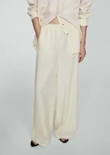 Pantalon wide leg de tiro medio, color beige, con cintura elástica y bolsillos laterales.