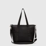 Tote bag de diseño espacioso en color celeste, con acabado liso y costuras horizontales decorativas. Cuenta con correas negras ajustables con el logo de la marca estampado, cierre principal y bolsillo interior. Incluye una correa extraíble para llevar al hombro o cruzada.
