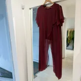 Blusa larga bordó de gasa con mangas cortas amplias y diseño asimétrico en capas.