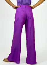 Pantalón de lino color fucsia, de corte palazzo y cintura baja.