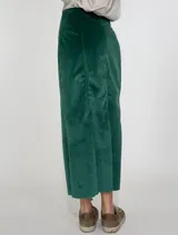 Pollera larga de terciopelo color borgoña, con corte recto y paneles verticales.