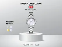 Reloj de pulsera Mini Focus modelo MF0226L para mujer, con caja de metal plateado y bisel con cristales. La esfera es blanca con detalles plateados y agujas luminiscentes. El brazalete es de acero inoxidable plateado con cierre plegable. Resistente al agua hasta 30 metros.