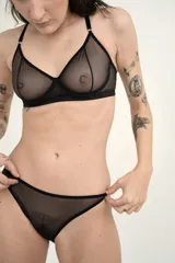 Sustén Coco Bra color negro, confeccionado en tela transparente con aros y sin relleno, de diseño elegante y tirantes totalmente ajustables.