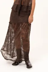Pollera larga de encaje color chocolate, con diseño traslúcido y corte fluido.