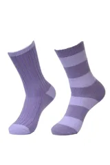 Pack de dos pares de medias tejidas de caña media, una con diseño acanalado vertical y otra con diseño de rayas horizontales, en tonos violeta y lila.