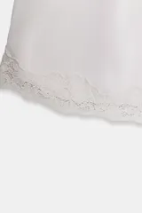 Short de satén color gris claro, con cintura elástica ajustable con cordones y bajo acabado con aplicación de encaje a tono.