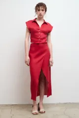 Falda midi de lino con diseño cruzado y tajo frontal.