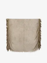 Pañuelo fino de diseño liviano, color beige/tostado, con guarda de flecos a lo largo de los costados y flecos más pequeños a lo ancho en los extremos.