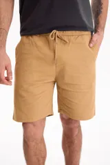 Bermuda de gabardina con spandex, cintura elastizada y cordón ajustable, de corte recto y color azul marino.