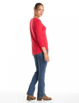 Remera de modal color rojo, con escote redondo decorado con canutillos dorados bordados y mangas tres cuartos.