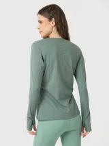 Remera de manga larga con cuello redondo, confeccionada en tejido técnico con tecnología de secado rápido. Presenta un diseño con orificios para los pulgares en los puños y un pequeño logo bordado en el pecho.