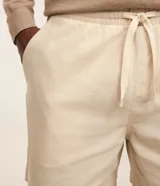 Bermuda de hombre de corte clásico, color negro, con cintura elástica con cordón de ajuste y bolsillos laterales.