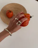 Esclava rígida de diseño artesanal con textura irregular y acabado metálico, ideal para uso diario.